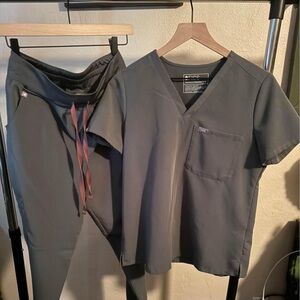 Charcoal figs scrub set S top and M bottoms
